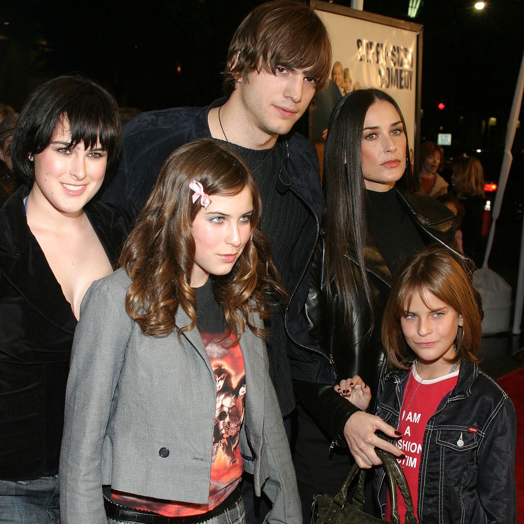 Ashton Kutcher und Demi Moore mit Demis Kindern Rumer, Scott und Tallulah Belle im Jahr 2003