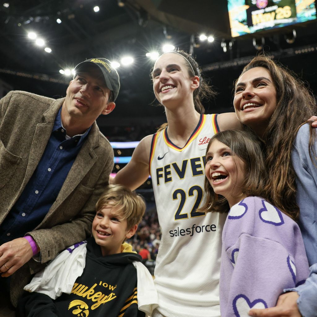 Ashton Kutcher, Mila Kunis und ihre Kids Dimitri und Wyatt mit NBA-Star Caitlin Clark
