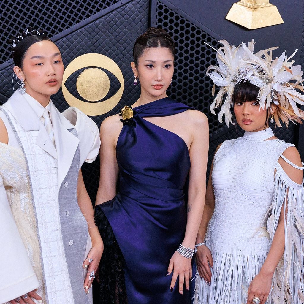 Audrey Nuna, EJAE und Rei Ami auf dem roten Teppich der 68. Grammy Awards in Los Angeles