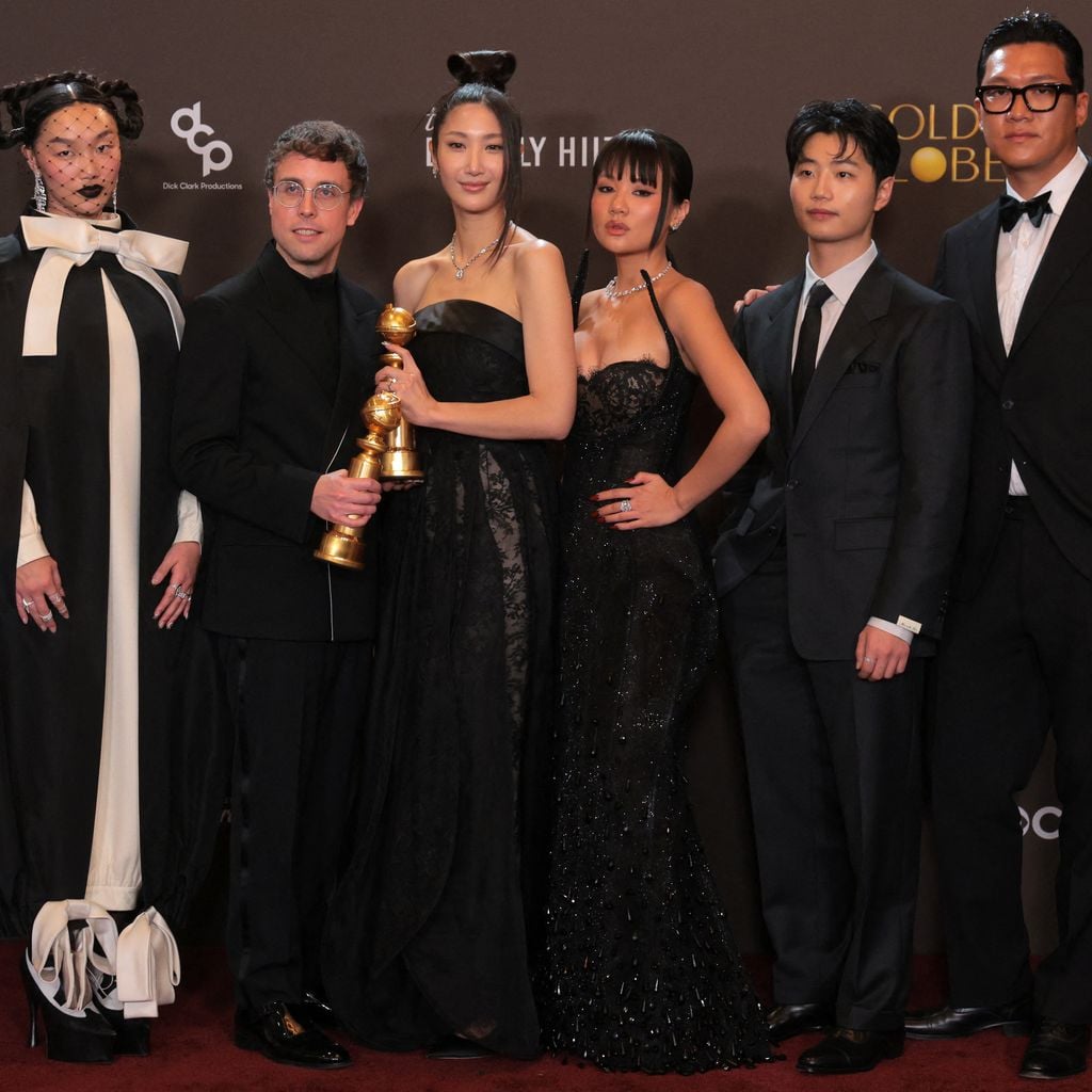 Audrey Nuna, Mark Sonnenblick, Ejae und Rei Ami mit dem Golden Globe für den Song "Golden" aus "KPop Demon Hunters"