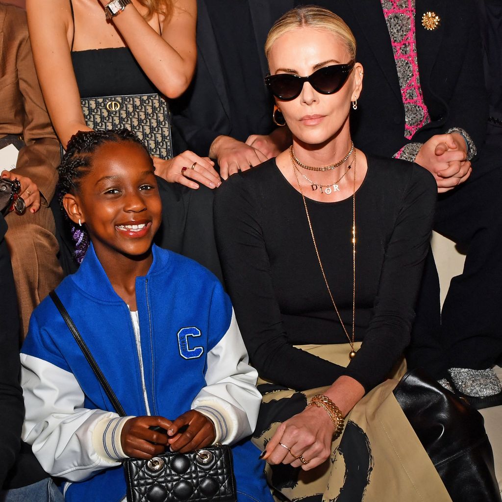 August Theron mit ihrer Mutter Charlize Theron im April 2024