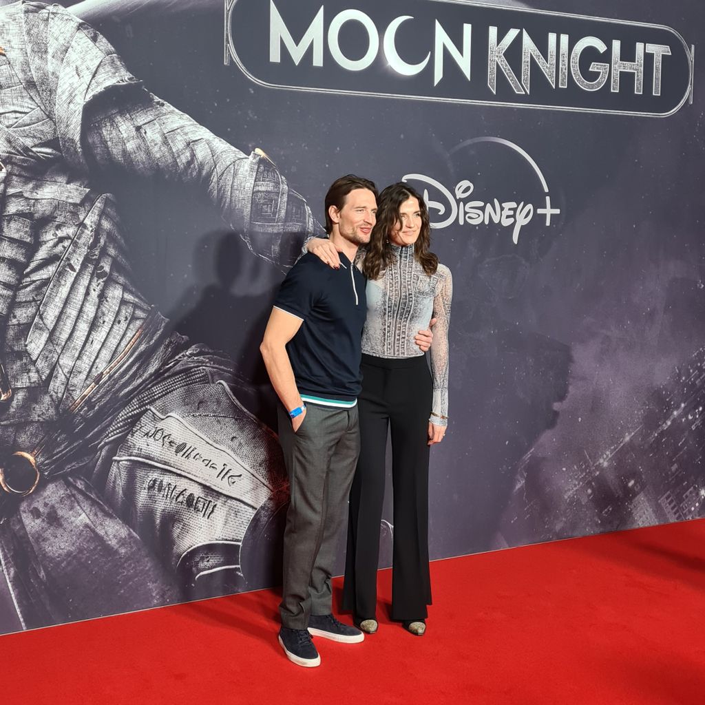 August Wittgenstein mit Mia Rohla auf der "Moon Knight"-Premiere