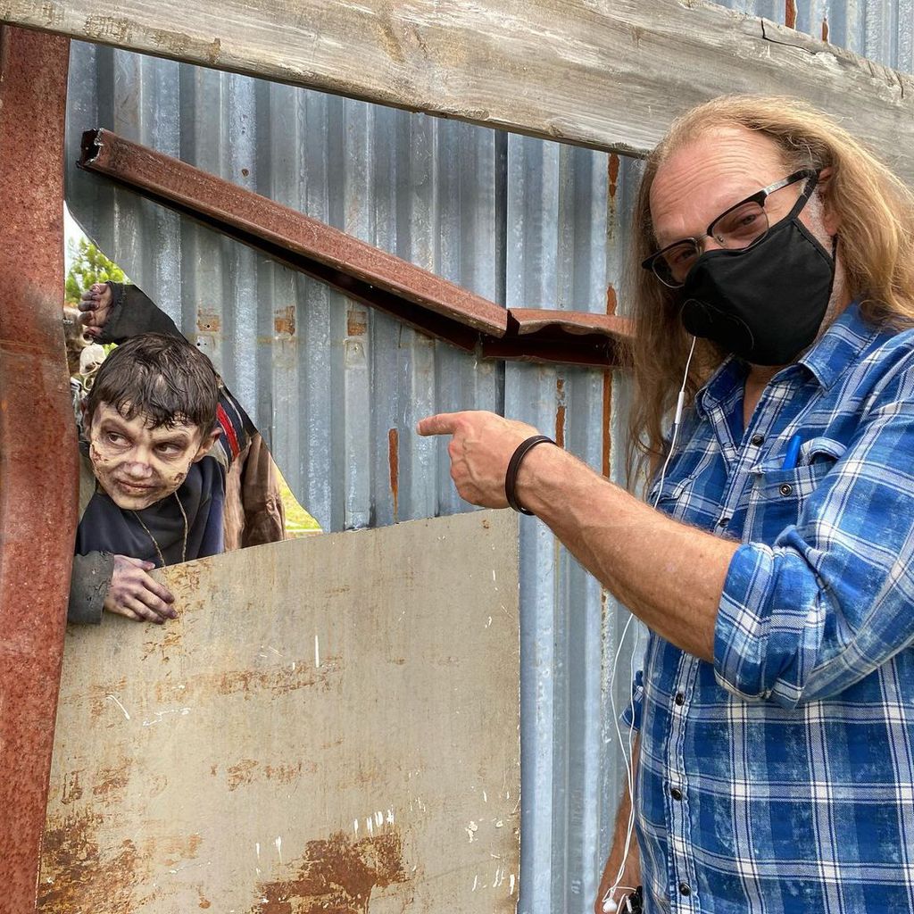 Jeffrey Dean Morgans Sohn Augustus und Greg Nicotero am "The Walking Dead"-Set