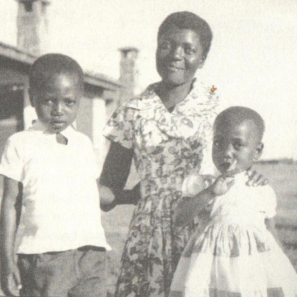 Auma Obama in jungen Jahren (r.) mit ihrer Mutter Kezia
