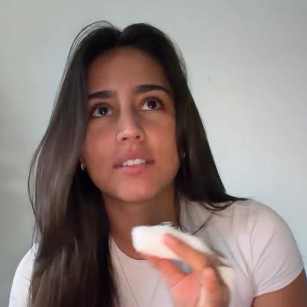 Aurelia Lamprecht mit ihrem bandagierten Finger, 2025