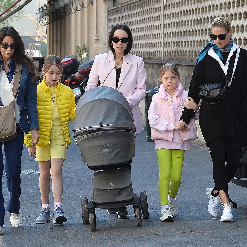 Michelle Hunziker und Aurora Ramazzotti mit ihrer Familie im April 2023