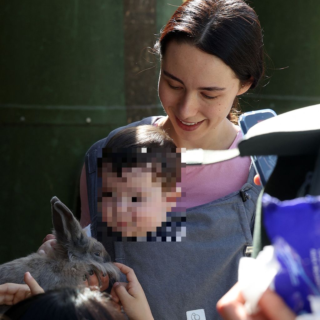 Aurora Ramazzotti und ihr Baby im Streichelzoo