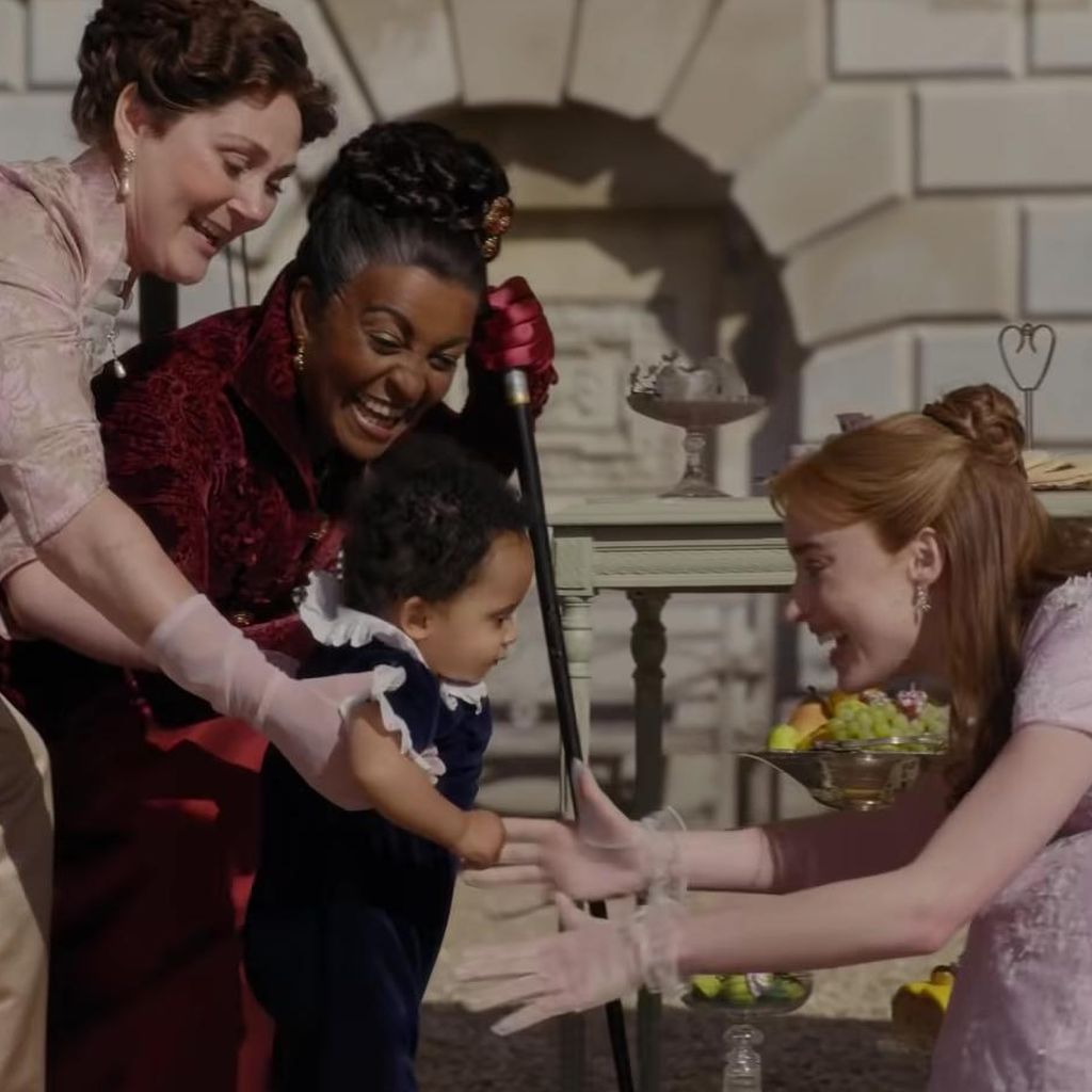 Ruth Gemmell, Adjoa Andoh und Phoebe Dynevor in "Bridgerton"-Staffel 2