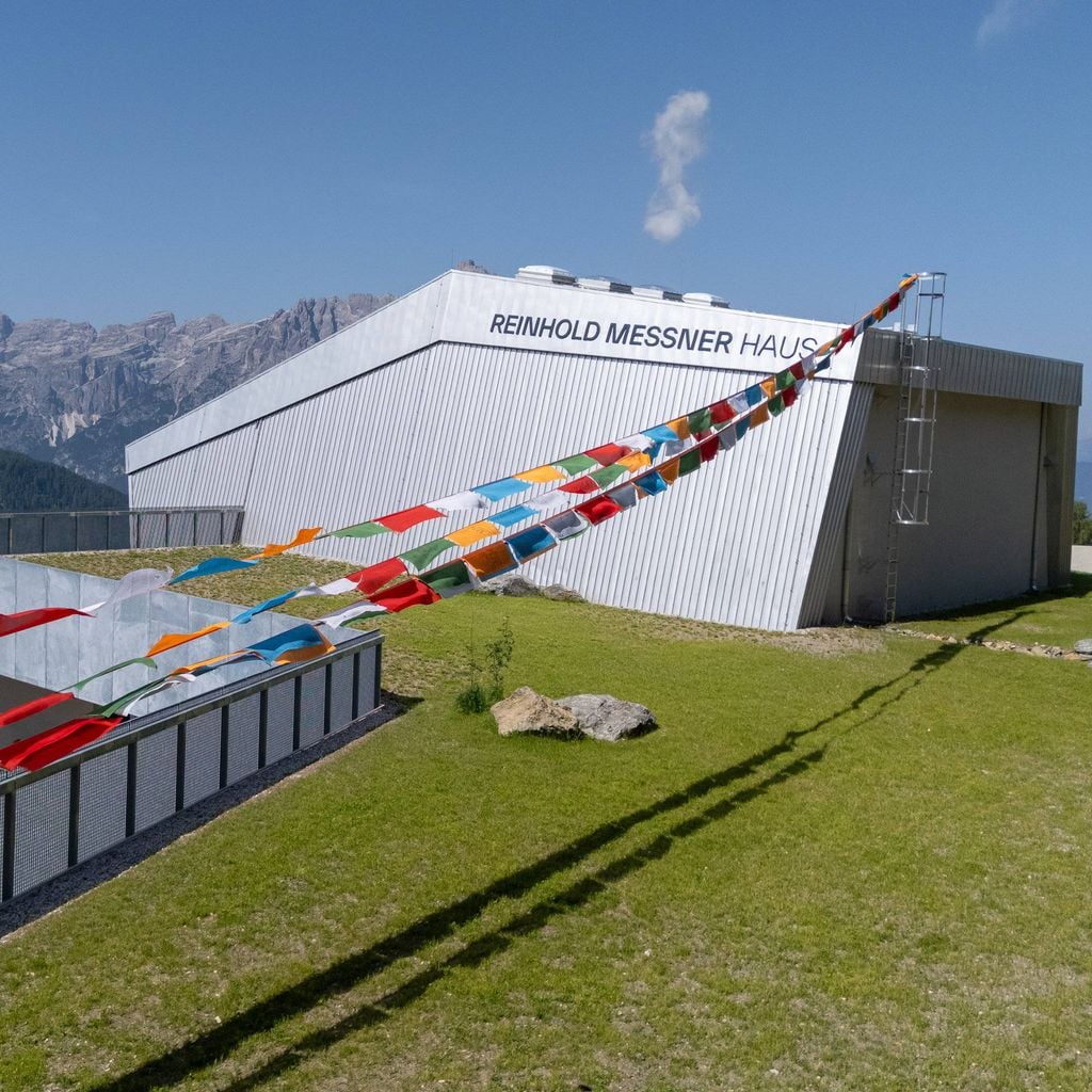 Eröffnung des Reinhold Messner Haus am Helmjet in Sexten mit Außenansicht des neuen Gebäudes