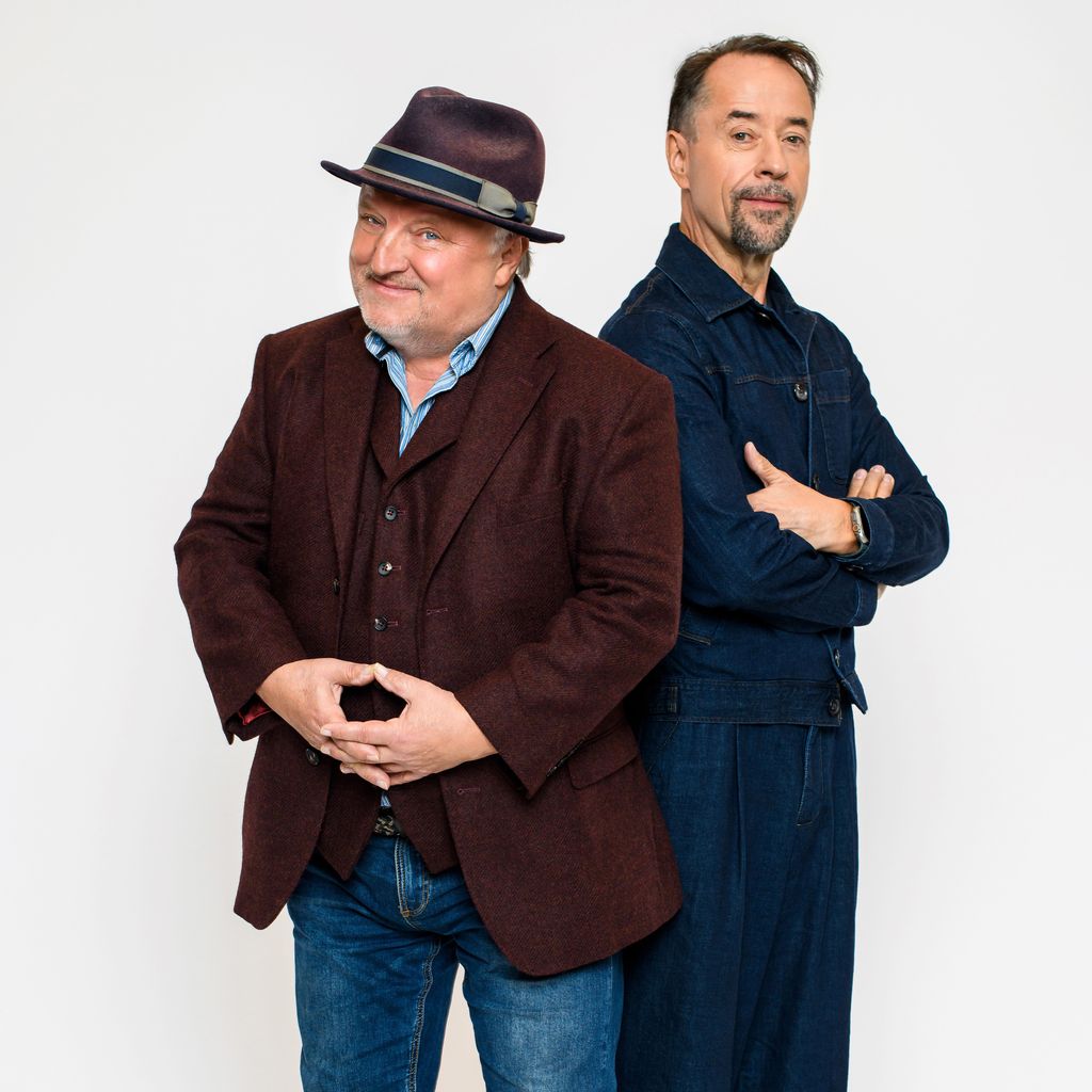Axel Prahl und Jan Josef Liefers als Ermittler bei "Tödliches Spiel – Das Live-Krimi-Dinner"