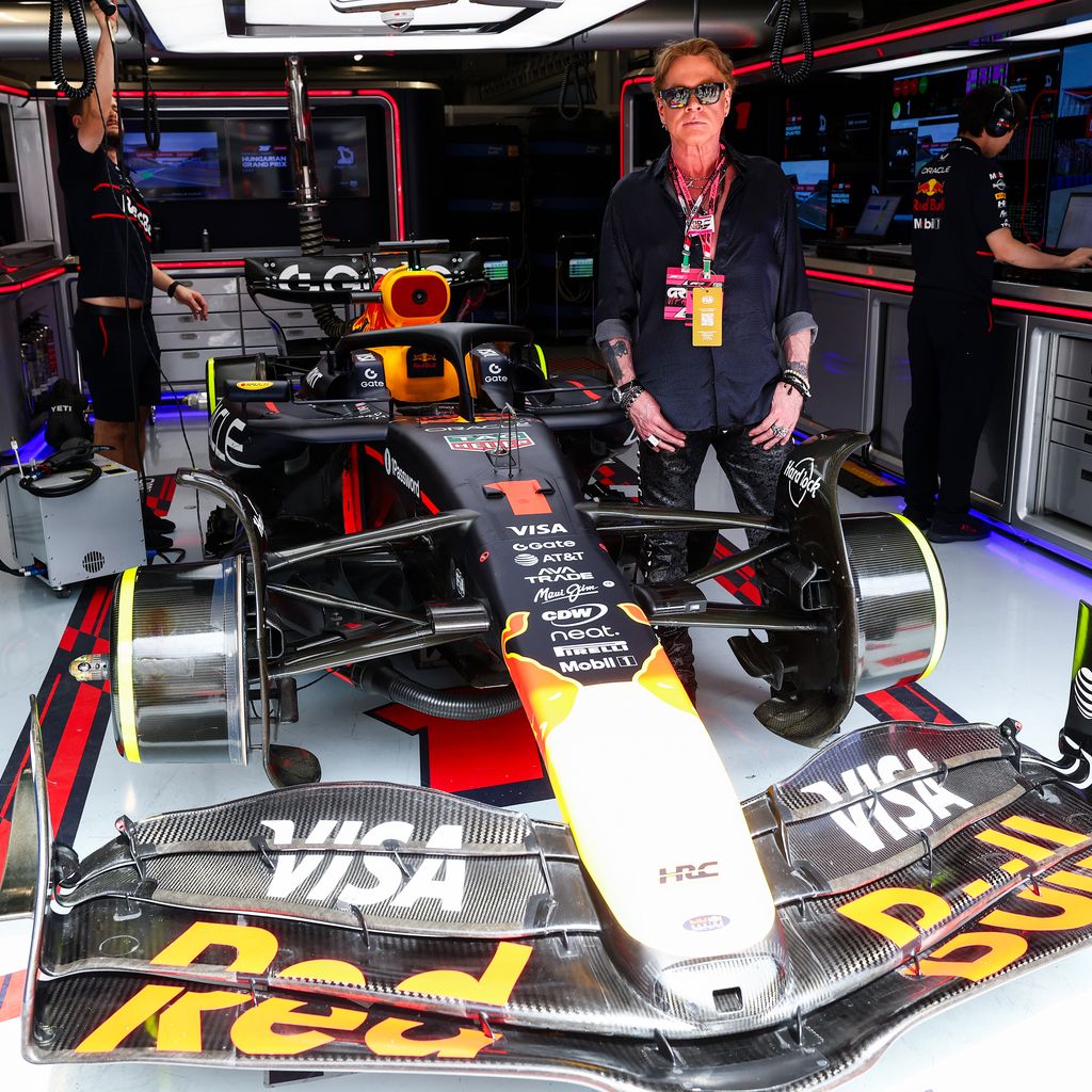 Axl Rose in der Formel 1 Garage von Red Bull