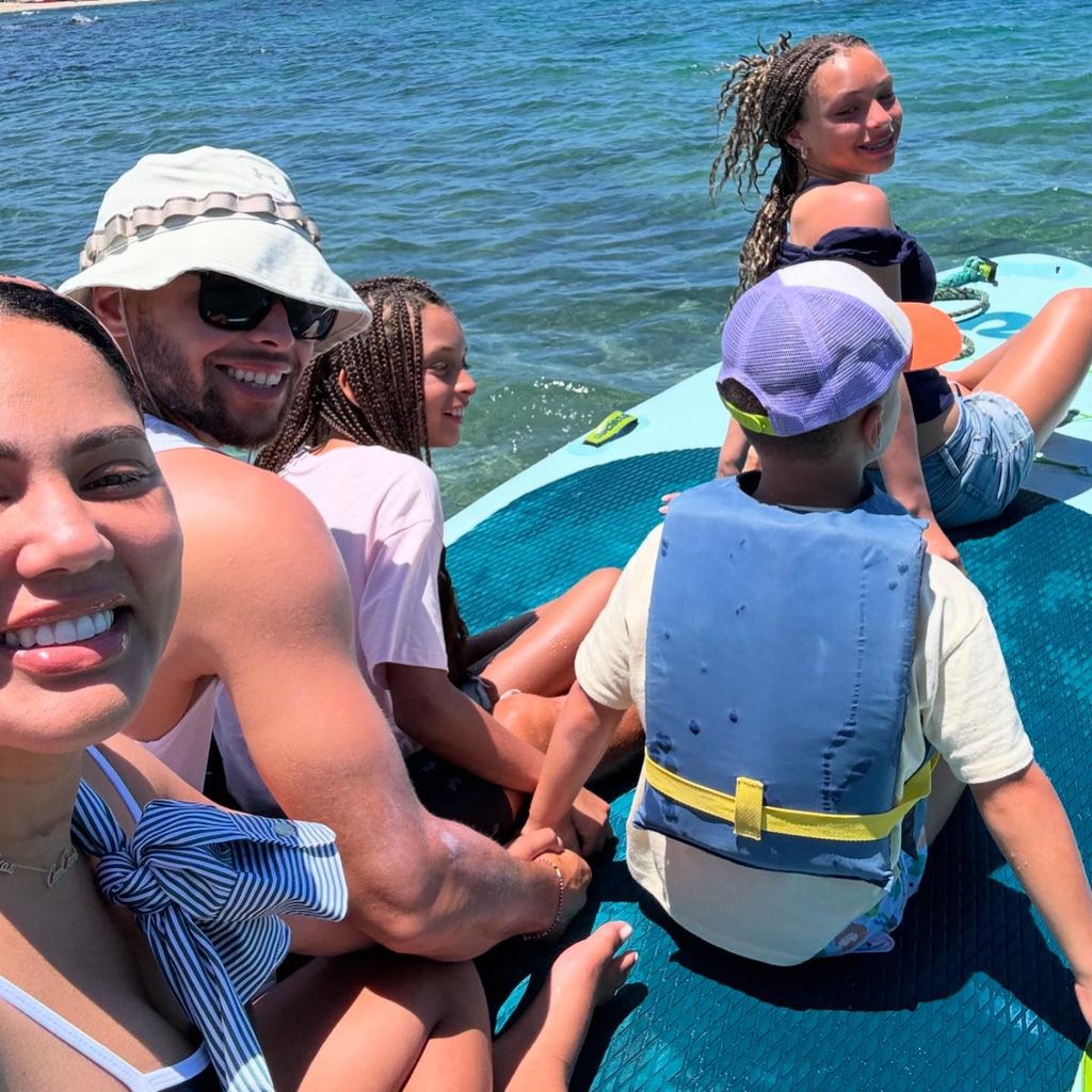 Ayesha und Stephen Curry mit ihren Kids im August 2024