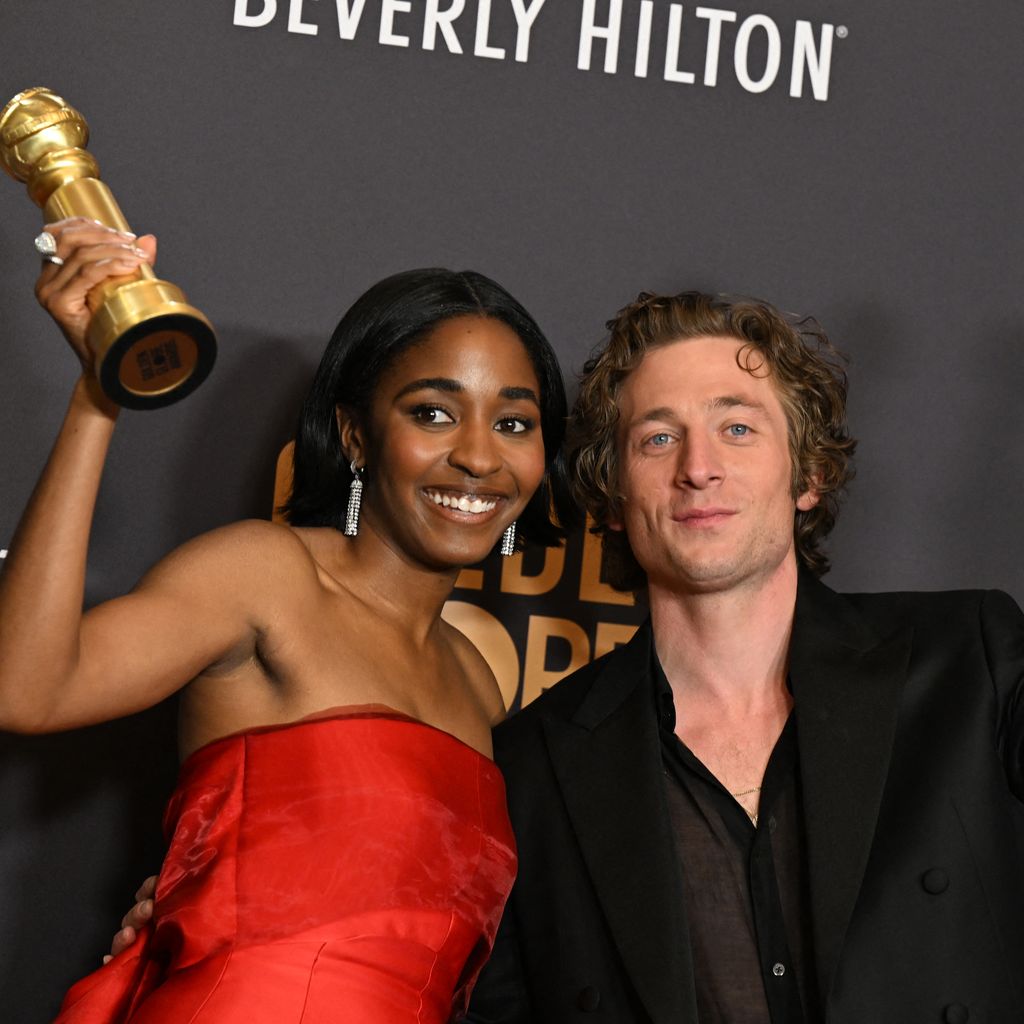 Ayo Edebiri und Jeremy Allen White mit ihren Golden Globes