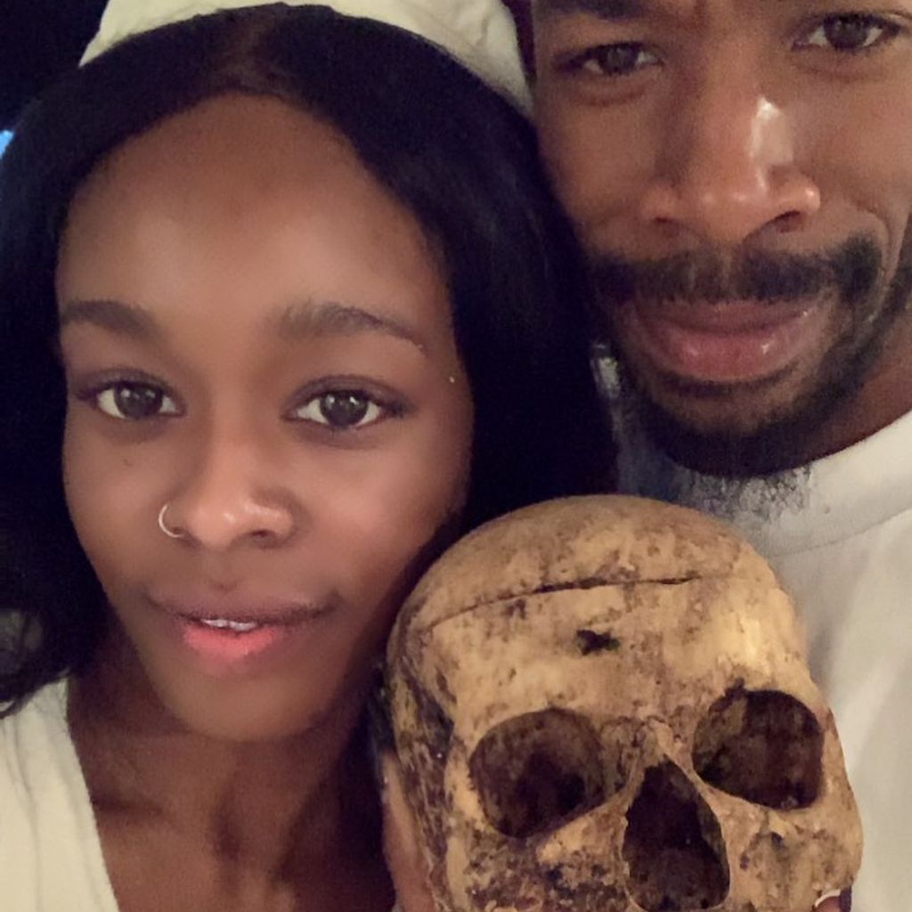 Azealia Banks und Matthew Edward Pasterisa mit einem Schädel