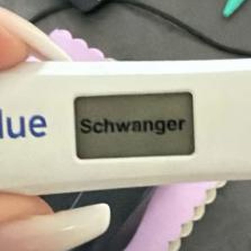 Babu zeigt ihren positiven Schwangerschaftstest