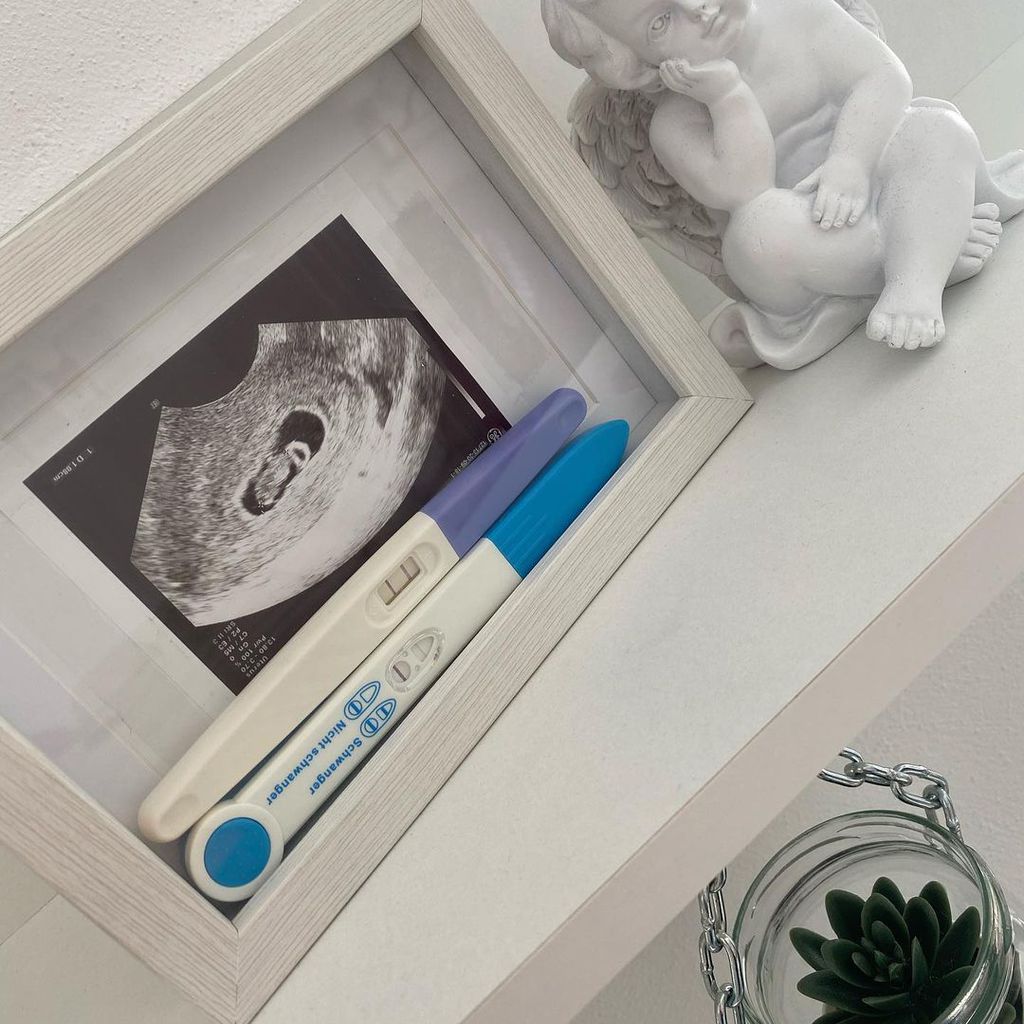 Baby-Ultraschallbild und Schwangerschaftstests von Saskia Atzerodt