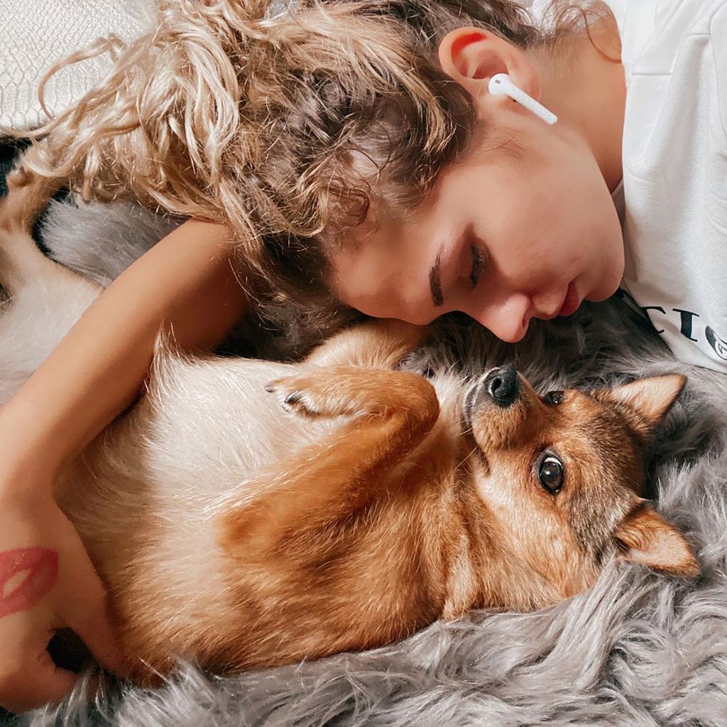 "Bachelor in Paradise"-Kandidatin Janine Christin Wallat mit ihrem Hund Mercedes