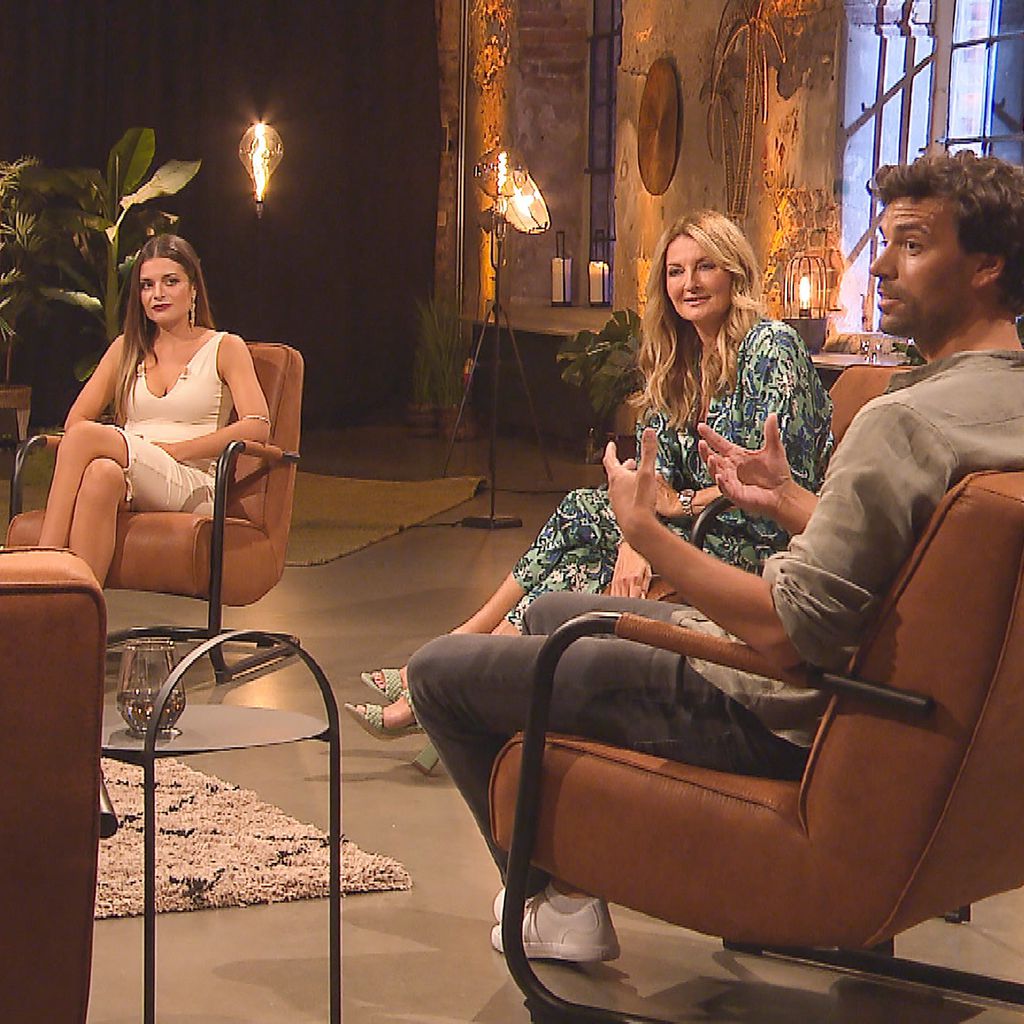Bachelorette Maxime Herbord mit ihren Kandidaten und Frauke Ludowig beim Wiedersehen