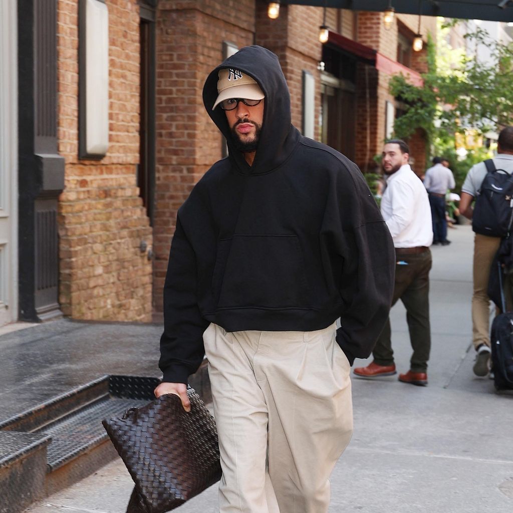 Bad Bunny verlässt am Morgen das "Greenwich Hotel"