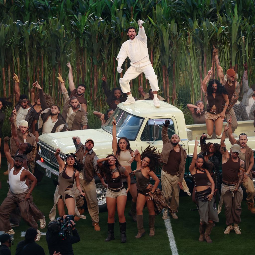 Bad Bunny tritt in der Apple Music Halftime Show beim Super Bowl LX im Levi’s Stadium auf, Februar 2026