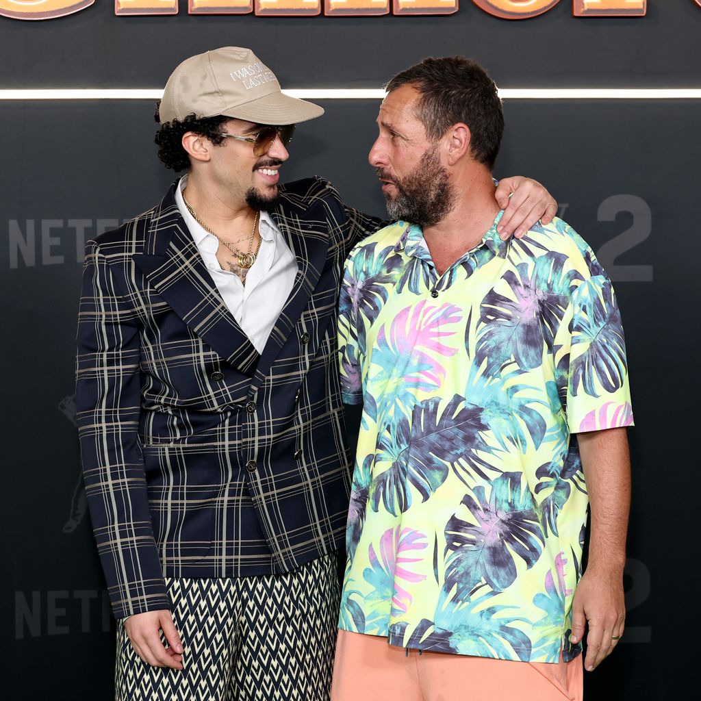 Musiker Bad Bunny und Schauspieler Adam Sandler