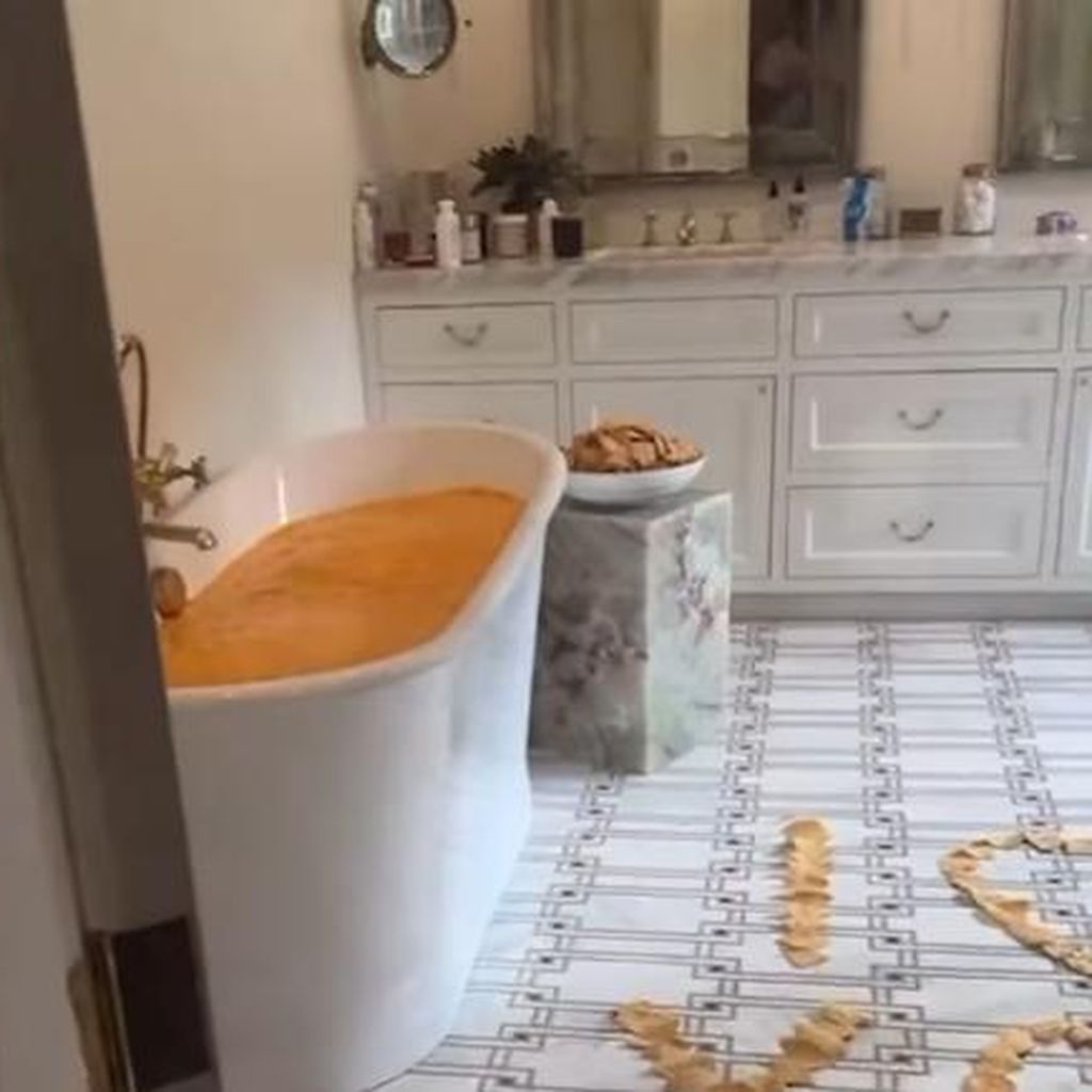 Badezimmer von Benny Blanco und Selena Gomez, Februar 2025
