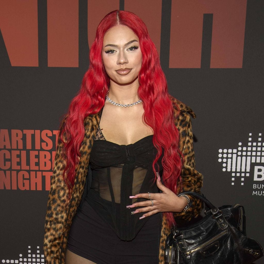 Badmómzjay, Rapperin