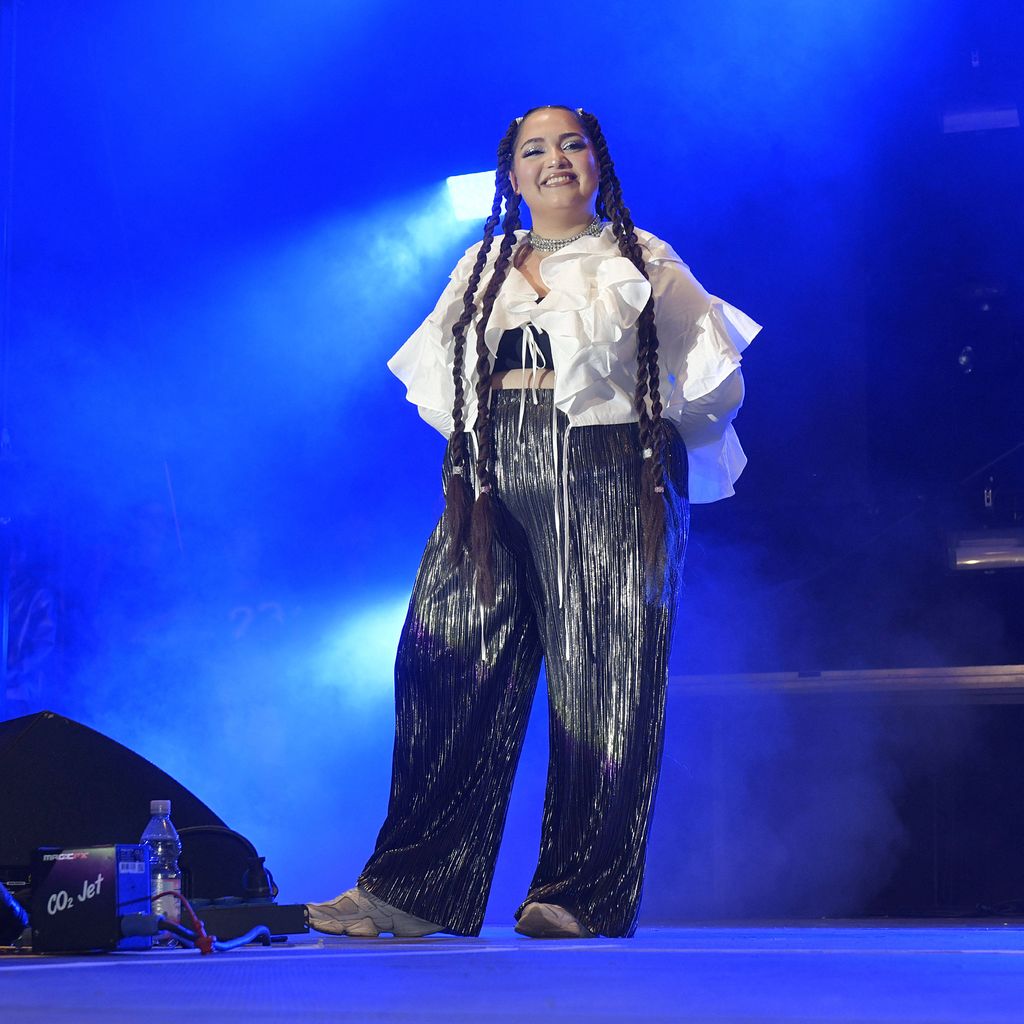 Bahar Kizil bei der Abschlusskundgebung des CSD 2025 am Brandenburger Tor in Berlin
