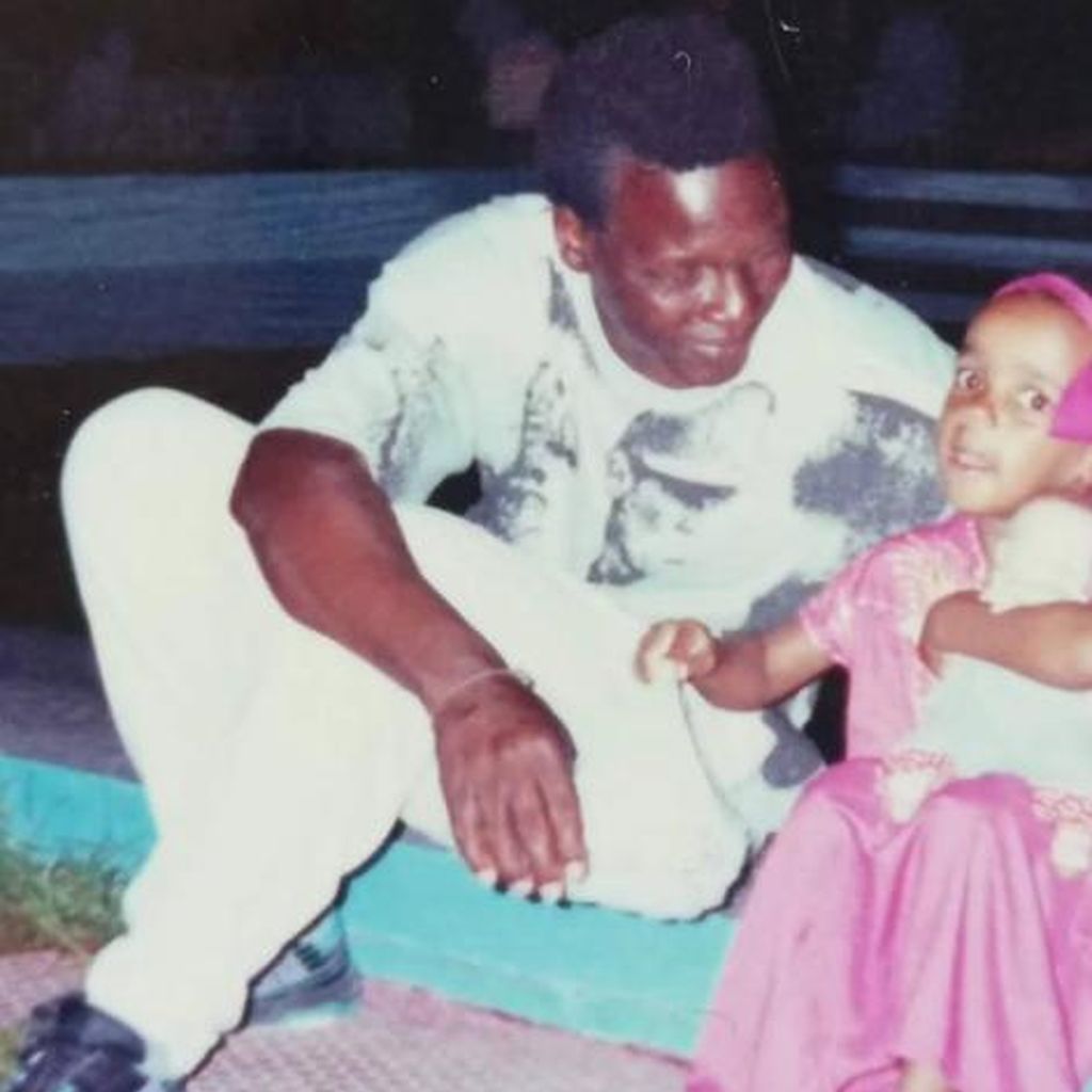 Bahati 'Kolibri' Venus als Kind mit ihrem Papa