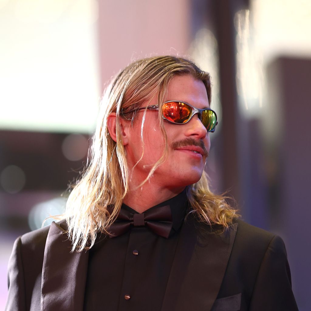 Bei den Brownlow Medal 2025 im Crown Palladium: Bailey Smith von den Cats in Smoking und Sonnenbrille