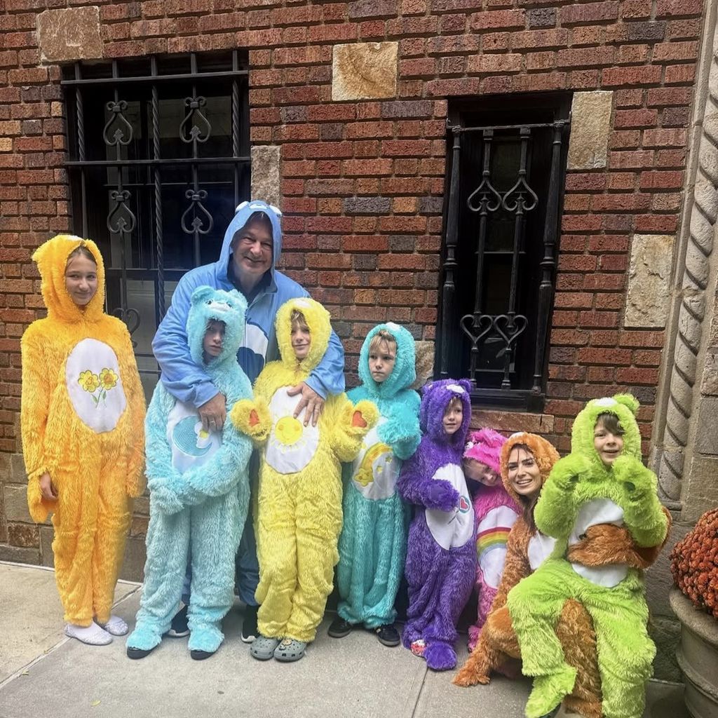 Baldwin-Familie begeistert mit bunten Glücksbärchi-Kostümen bei Instagram