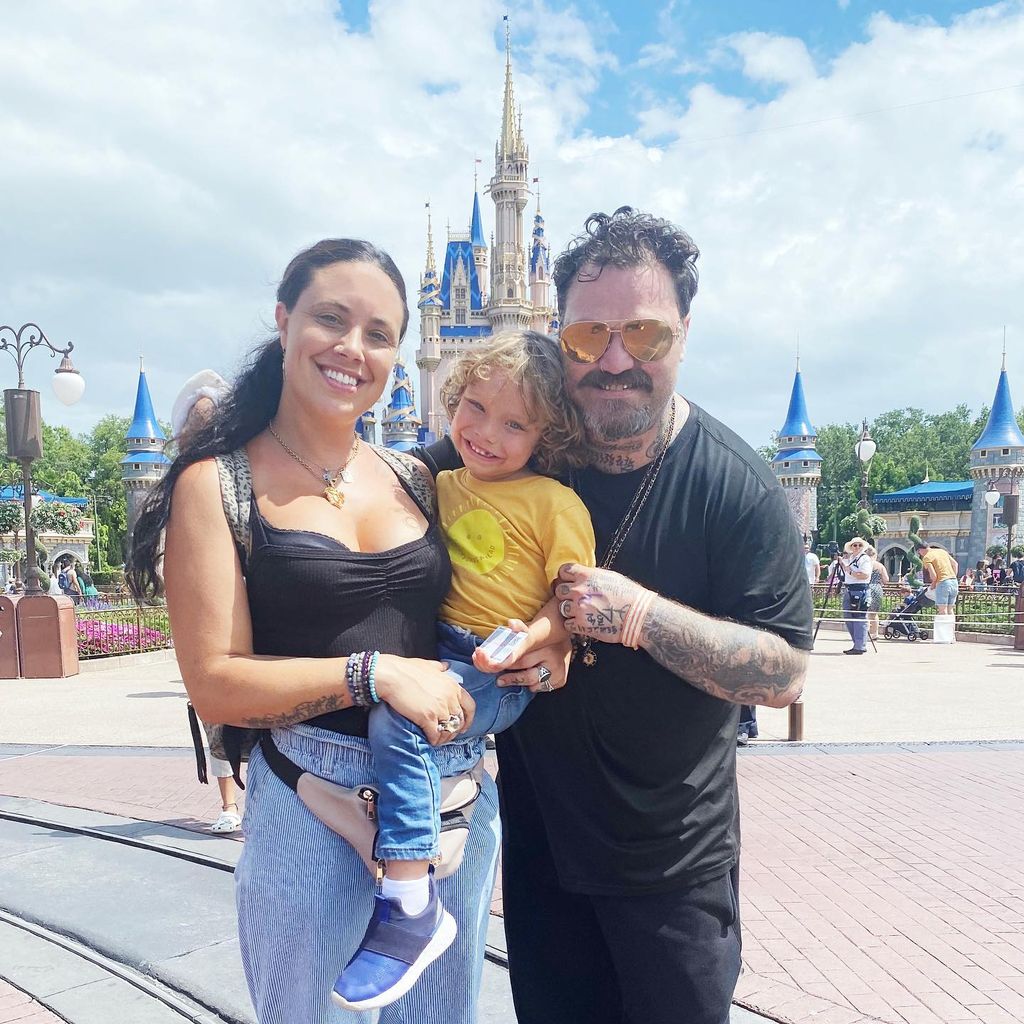 Bam Margera mit seiner Frau Nicole und seinem Sohn Phoenix im Disneyland