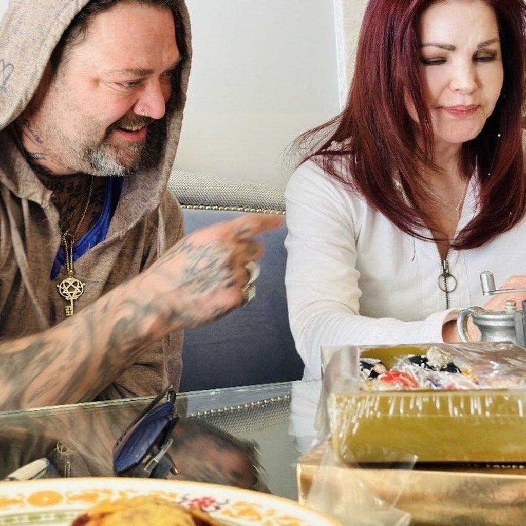 Bam Margera mit Priscilla Presley, Februar 2023