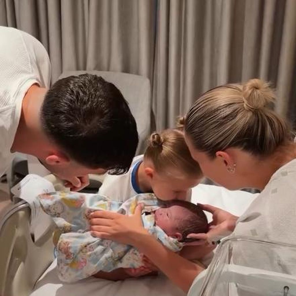 Molly-Mae Hague und Tommy Furys Tochter Bambi mit ihrem Bruder