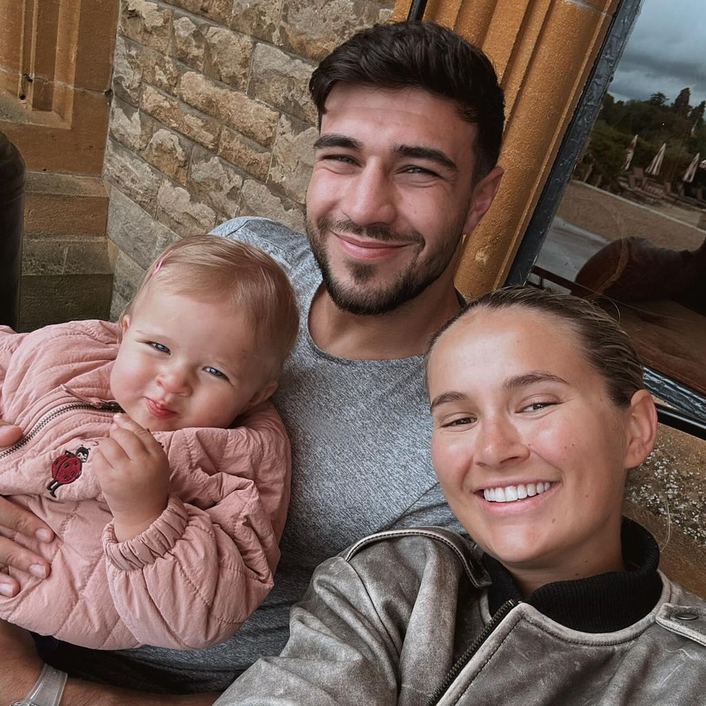 Influencerin Molly-Mae Hague, Profiboxer Tommy Fury und Tochter Bambi