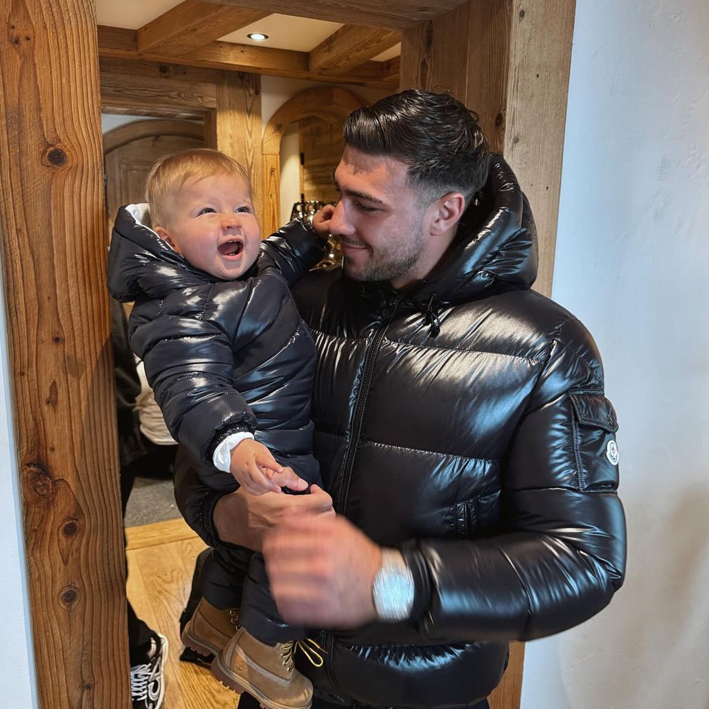 Profiboxer Tommy Fury mit seiner Tochter Bambi, März 2024