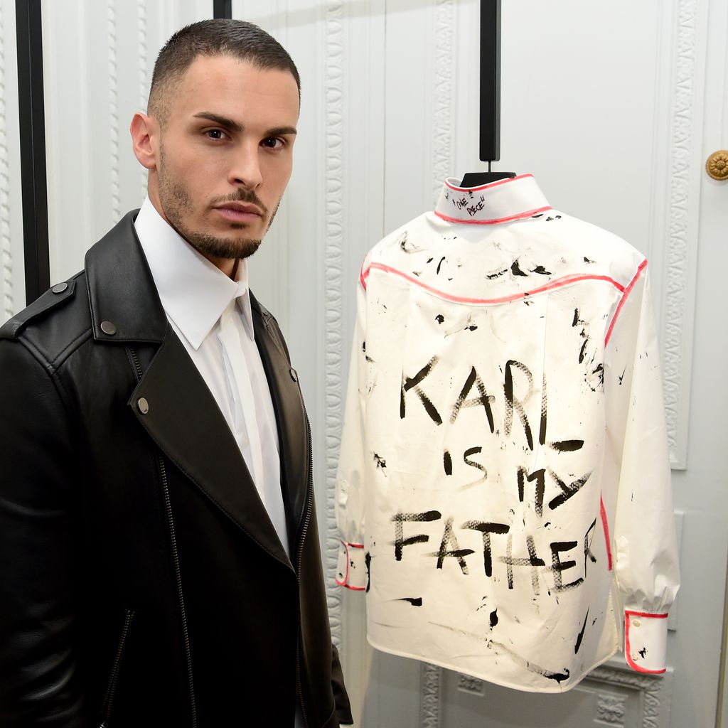 Baptiste Giabiconi auf einer Ausstellung in Paris, die Karl Lagerfeld gewidmet war, 2019