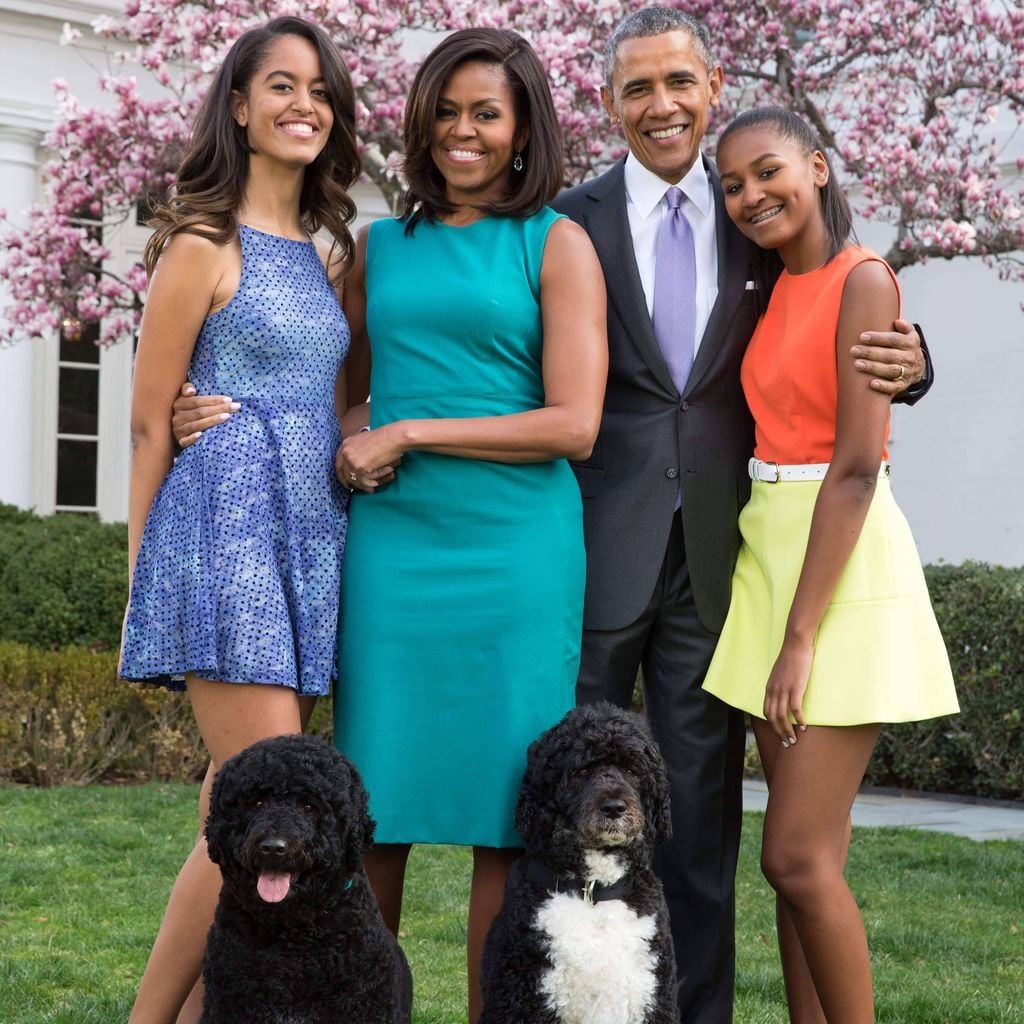 Barack Obama mit Michelle Obama, Malia und Sasha sowie den Hunden Bo und Sunny im Rosengarten des Weißen Hauses an Ostersonntag 2015