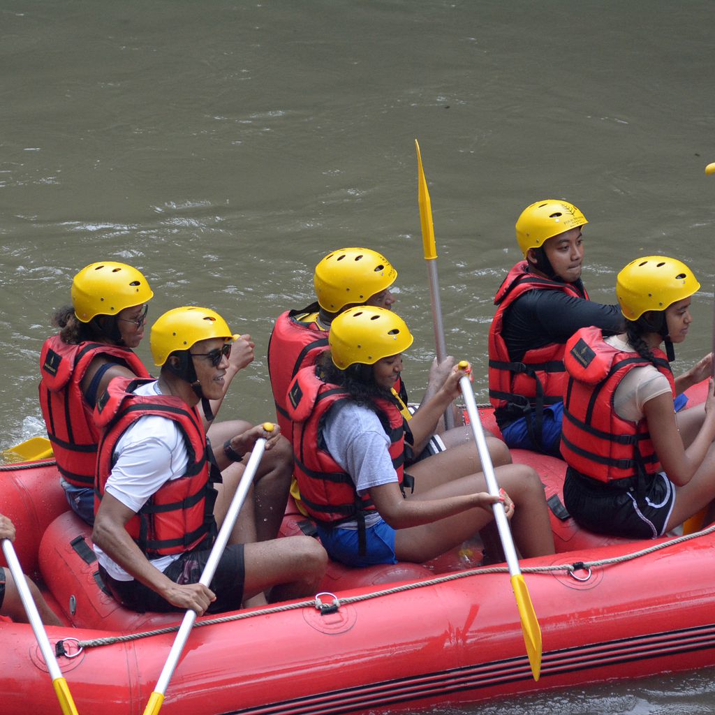 Barack Obama mit Frau Michelle und den Töchtern beim Rafting auf Bali