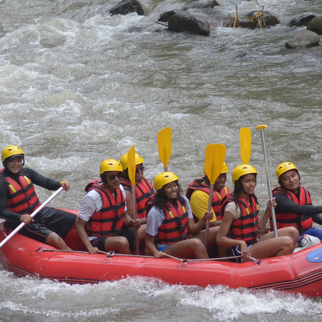 Barack Obama mit Frau Michelle und den Töchtern beim Rafting auf Bali