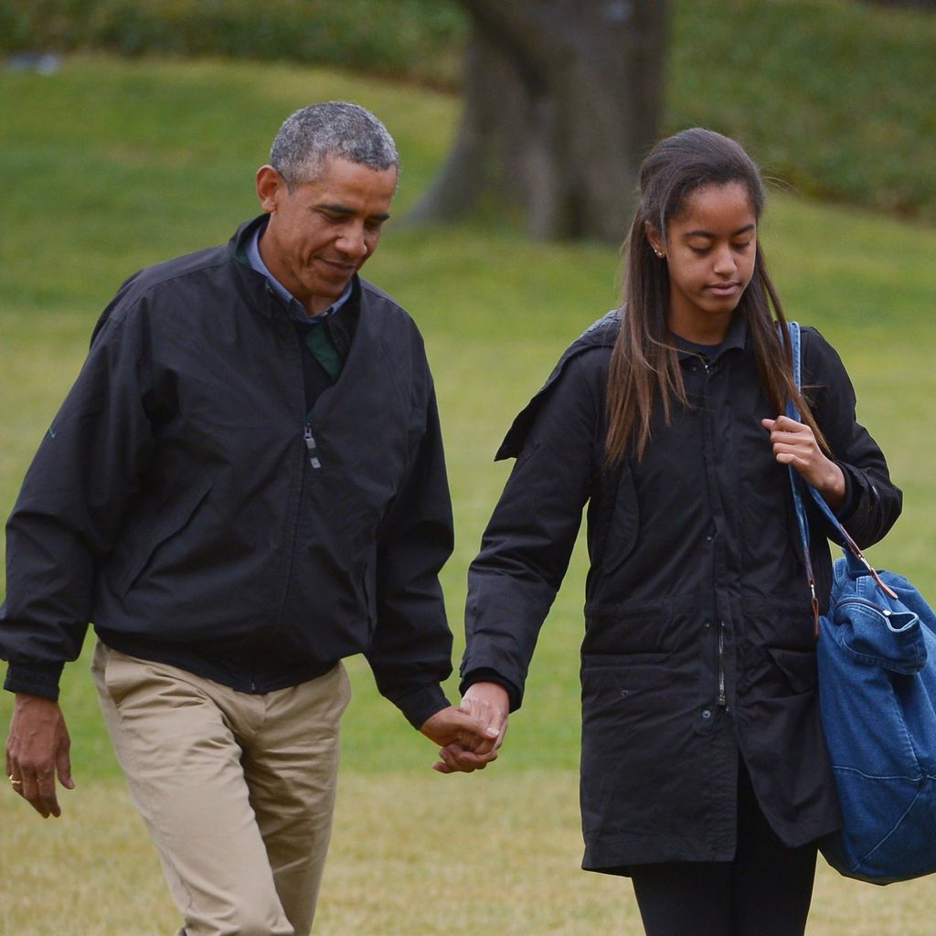 Barack Obama und seiner Tochter Malia auf dem Rasen des Weißen Hauses