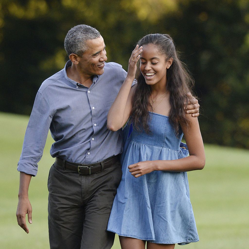 Barack Obama und seiner Tochter Malia auf dem Rasen des Weißen Hauses