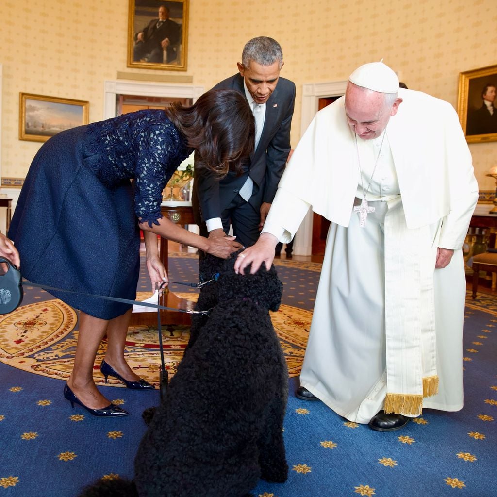 Barack und Michelle Obama mit Hund Sunny beim Treffen mit Papst Franziskus im Jahr 2015