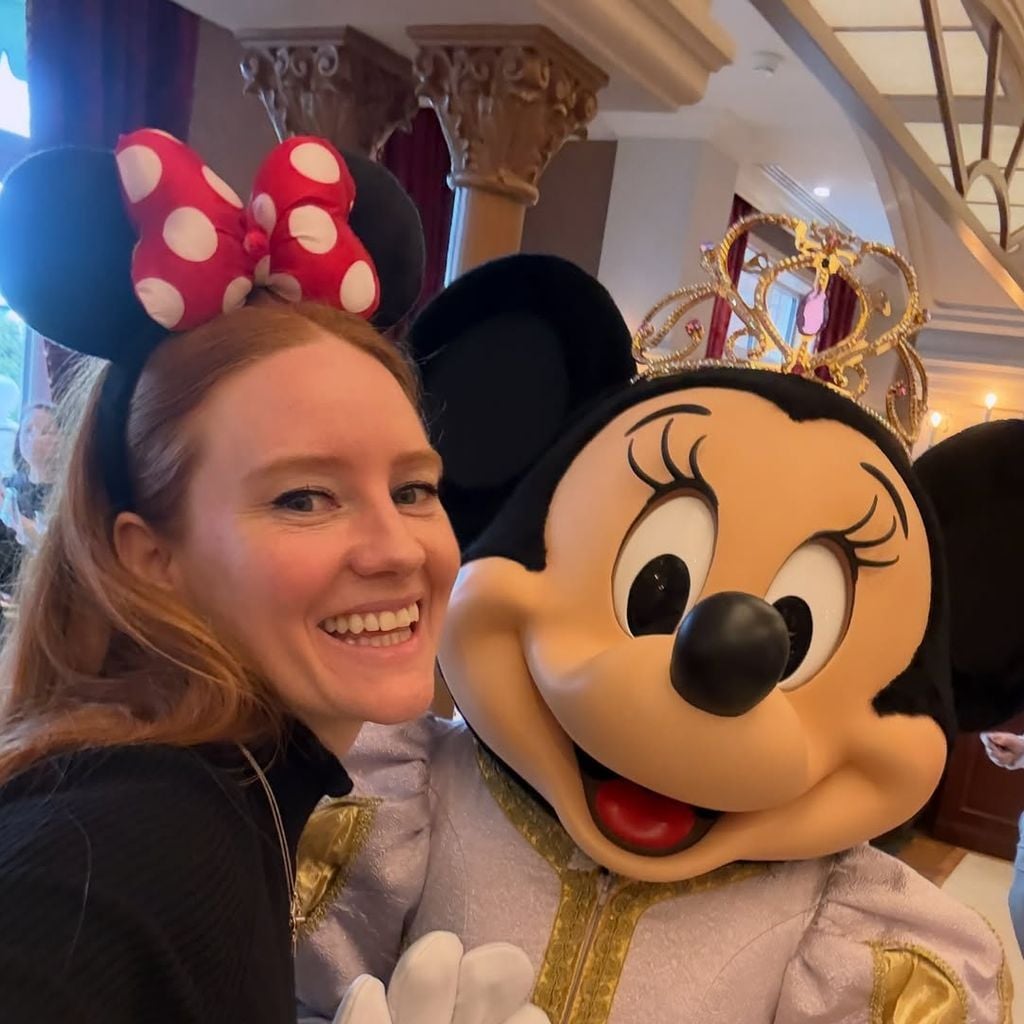 Barbara Meier mit Mini im Disneyland Paris