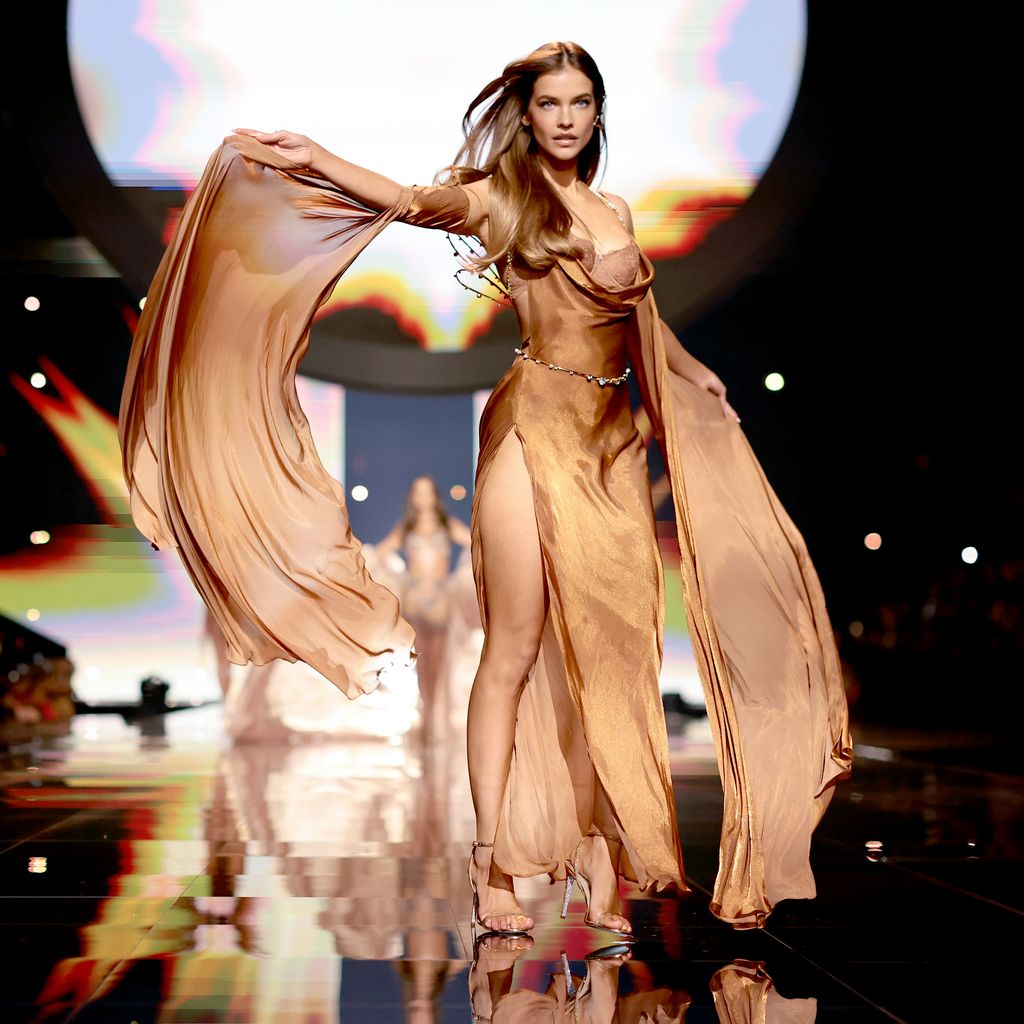 Barbara Palvin auf dem Laufsteg der Victoria’s Secret Fashion Show 2025 in New York City