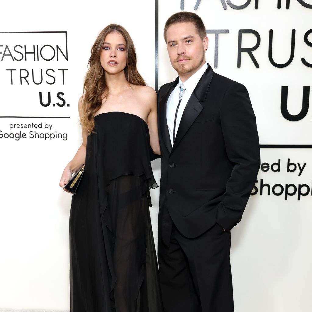 Barbara Palvin und Dylan Sprouse posieren beim Fashion Trust U.S. Award im April 2025