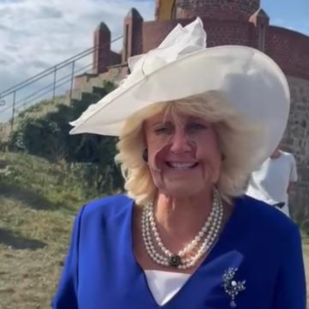 Barbara Schöneberger als Königin Camilla