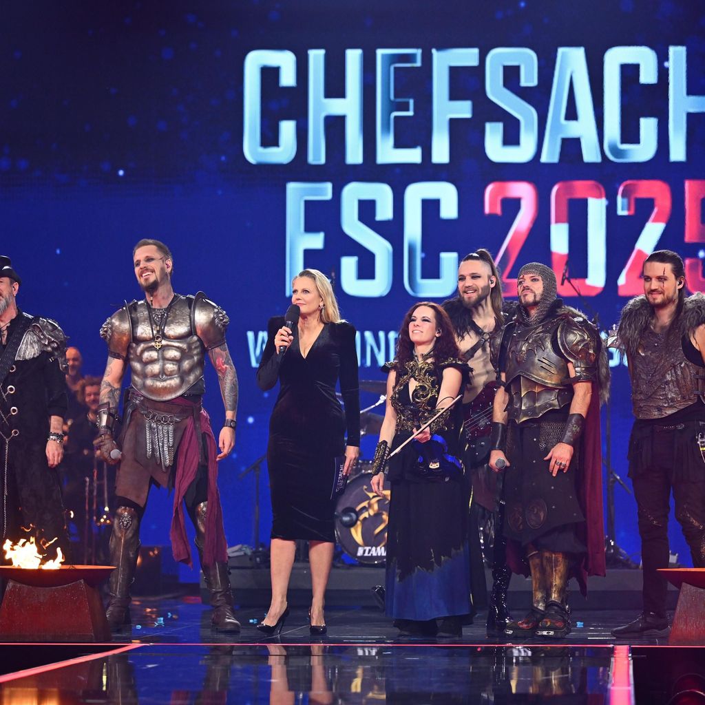 Barbara Schöneberger und Feuerschwanz bei "Chefsache ESC 2025"