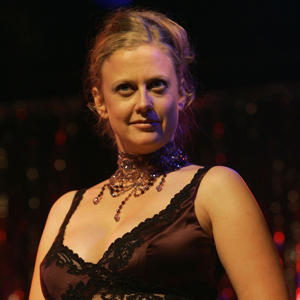 Barbara Schöneberger präsentiert ein Kleid von Anna von Griesheim bei der Charity-Gala "Lernen fürs Leben" in Berlin, 2004