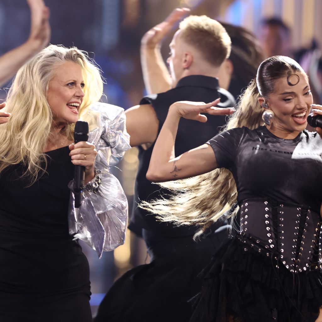 Barbara Schöneberger und Dara treten beim Deutschen Fernsehpreis im Confex-Center in Köln auf